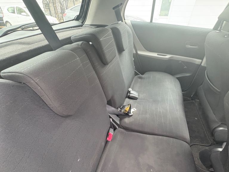 toyota YARIS,2006 1.3 automatic 5 doors,drives great, great condition , 90k miles,1 year mot,2 keys 