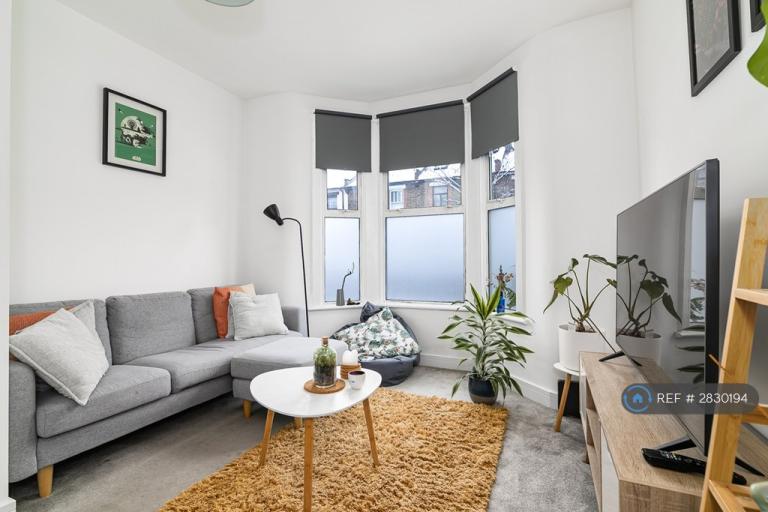2 bedroom flat in Leyton, London, E11 (2 bed) (#2830194)