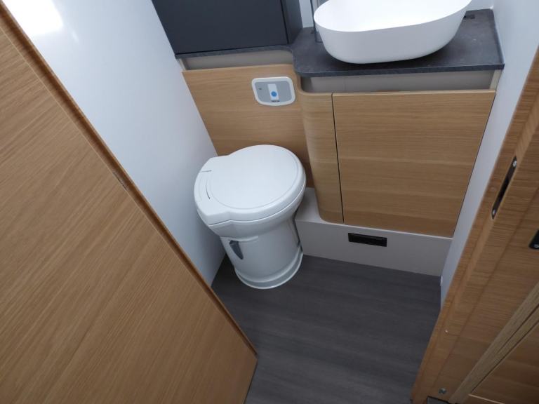 Adria Matrix 670 SL 60Y  Anniversary Edition DIESEL AUTOMATIC 2025