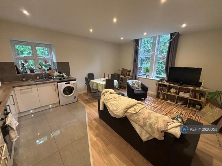 2 bedroom flat in Headingley Lane, Leeds, LS6 (2 bed) (#2920053)