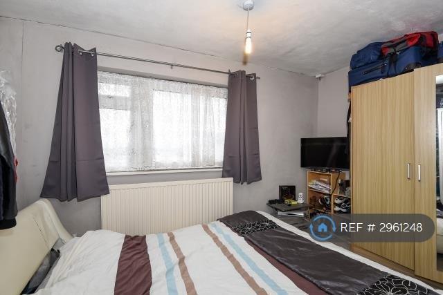 1 bedroom in Spelthorne Grove, Sunbury-On-Thames, TW16 (#2961248)