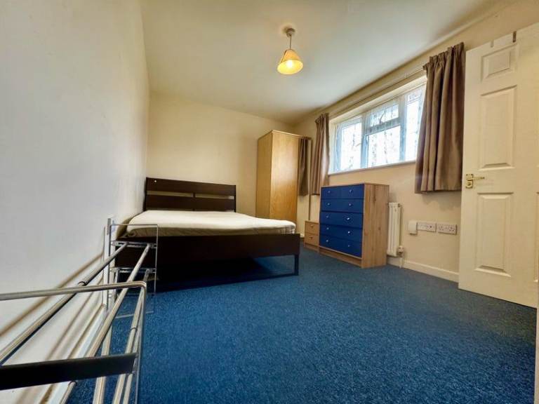 Ensuite Room To Let close to GW Hospital