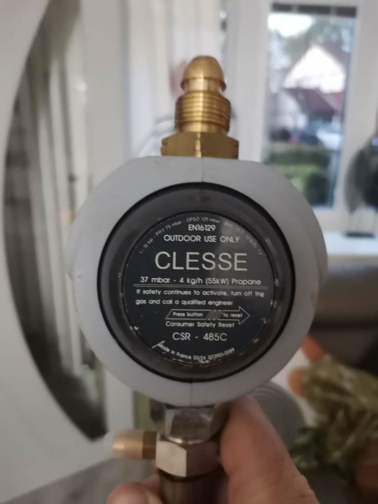 Clesse gas regulator with connection pipe