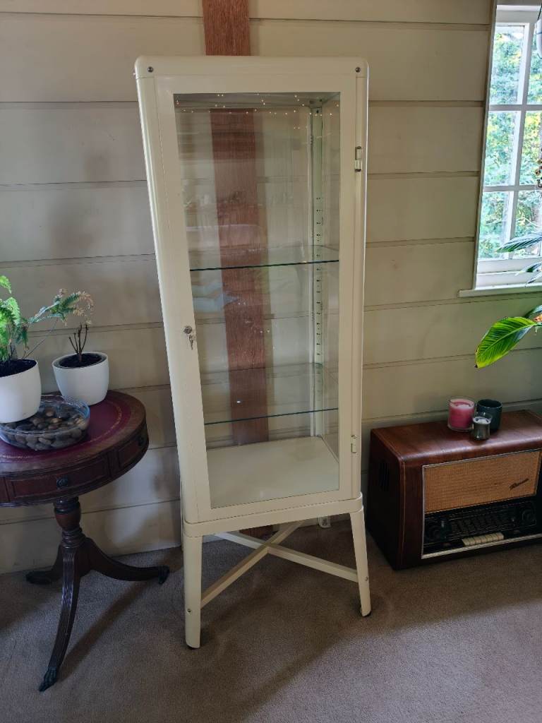 IKEA Display Cabinet – Cream, as good as new Condition
