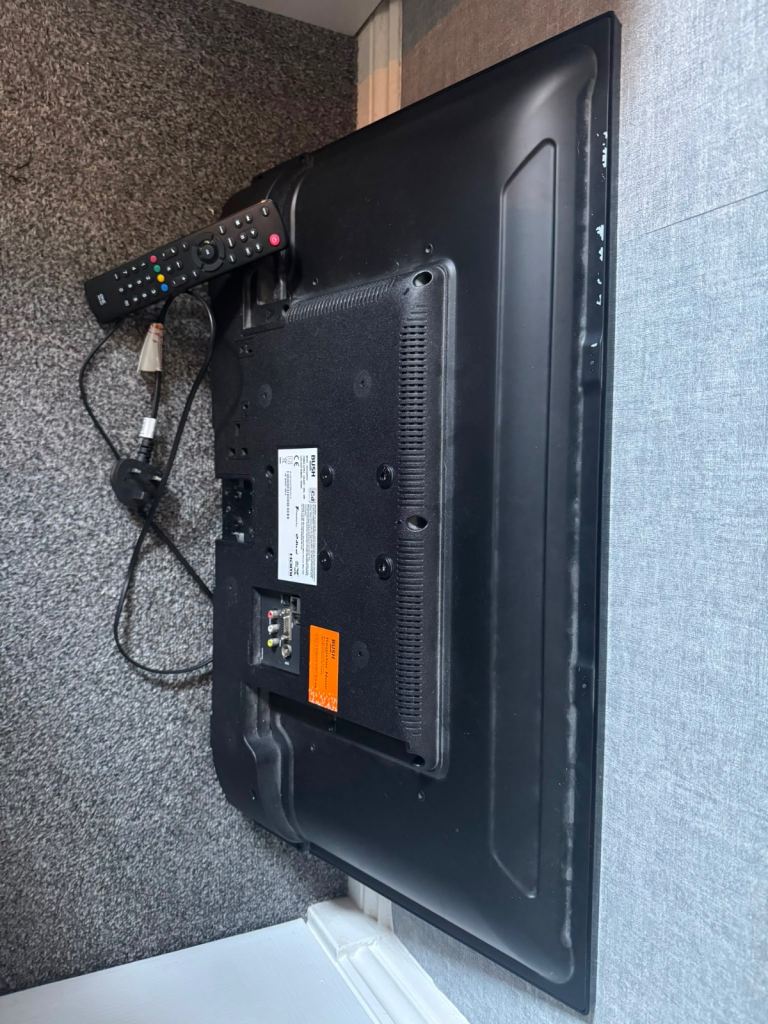 Goodmans 32-inch HD LED TV with Remote, Good Condition