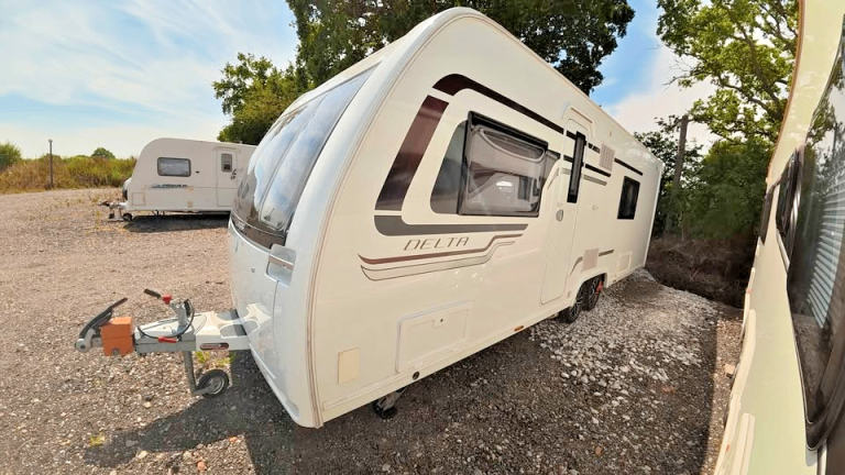 2016 LUNAR DELTA TS, TWIN AXLE, TWIN SINGLE BEDS, END WASHROOM