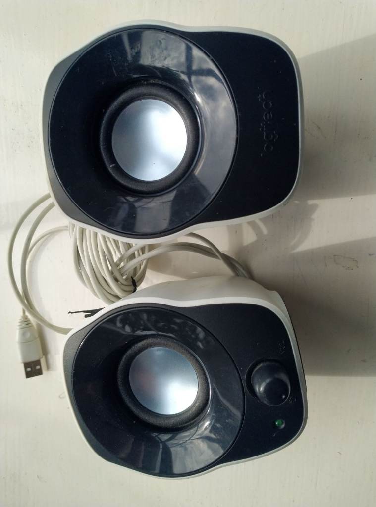 Logitech Z120 PC Compact Stereo Speakers 2W USB Powered 3.5 mm Aux White Black