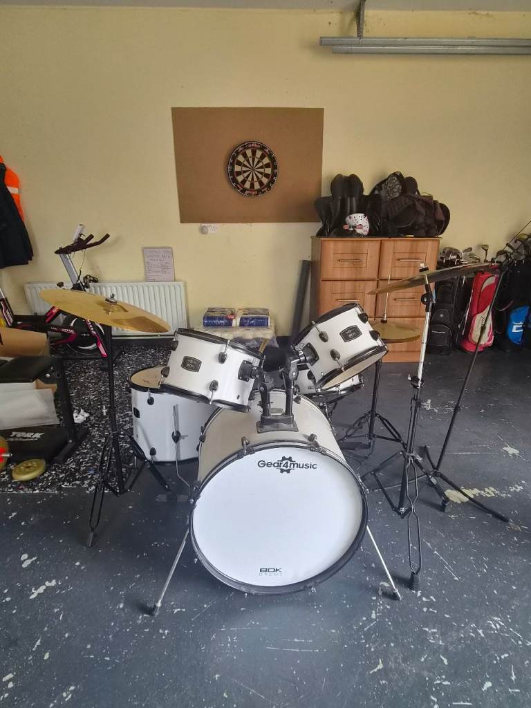 Gear4music Drum Kit with Cymbals and Accessories – Good Condition
