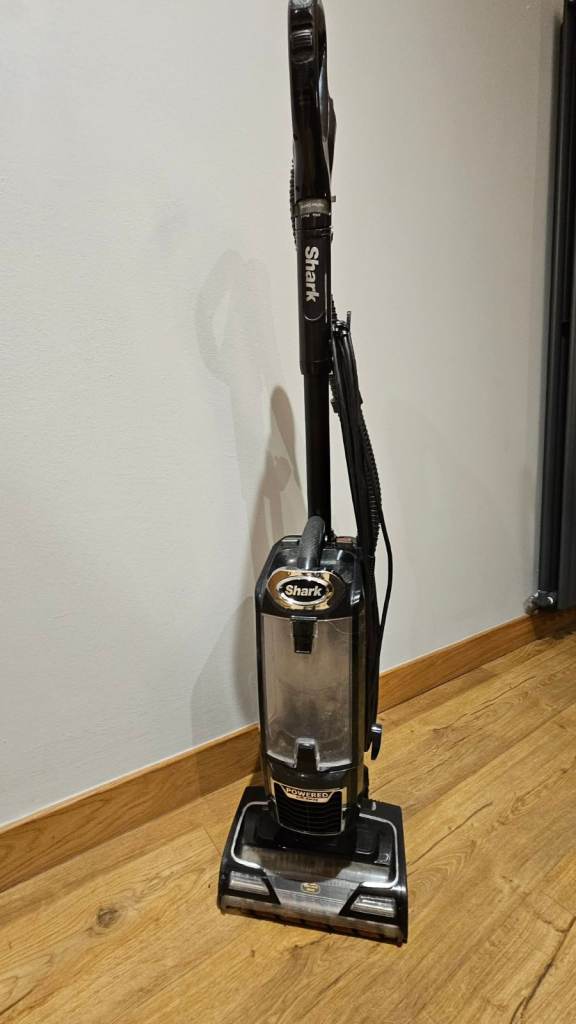 Shark, bagless upright Vacuum Cleaner in full working condition