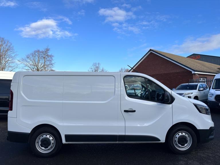 2023 73 RENAULT TRUCKS UK TRAFIC dCi 150 3T LWB L2 H1 Van Red Edition