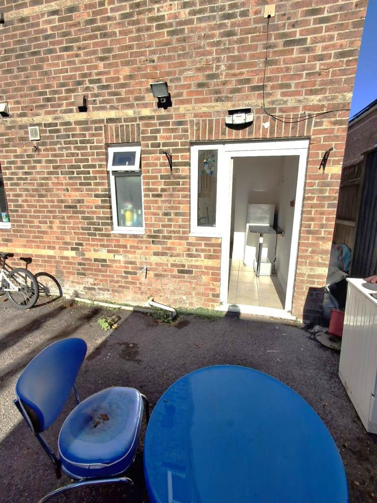 Large Studio flat with separate kitchen and private entrance in Winton