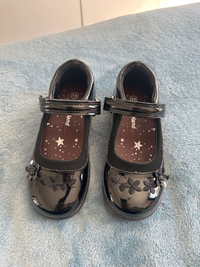 School shoes new. size 10