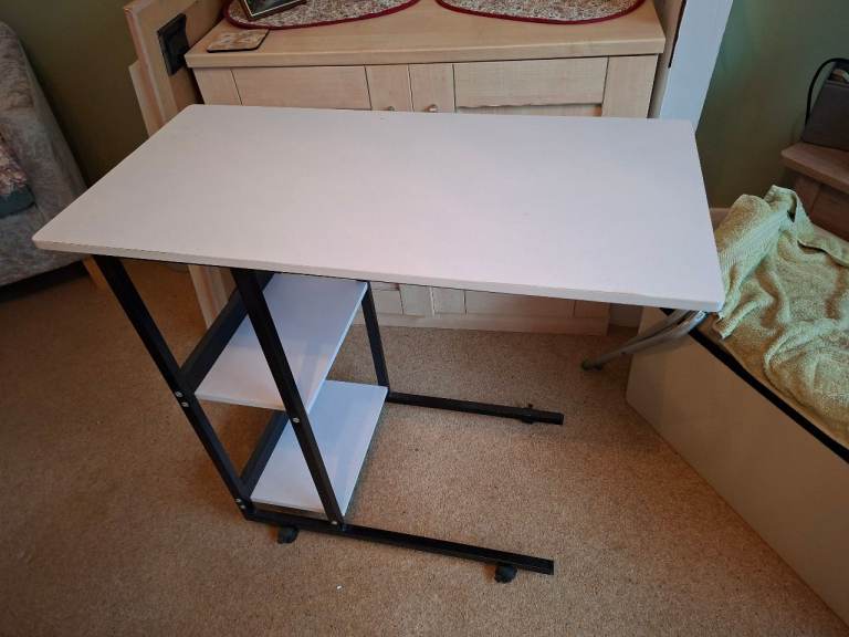 Computer table white on wheels