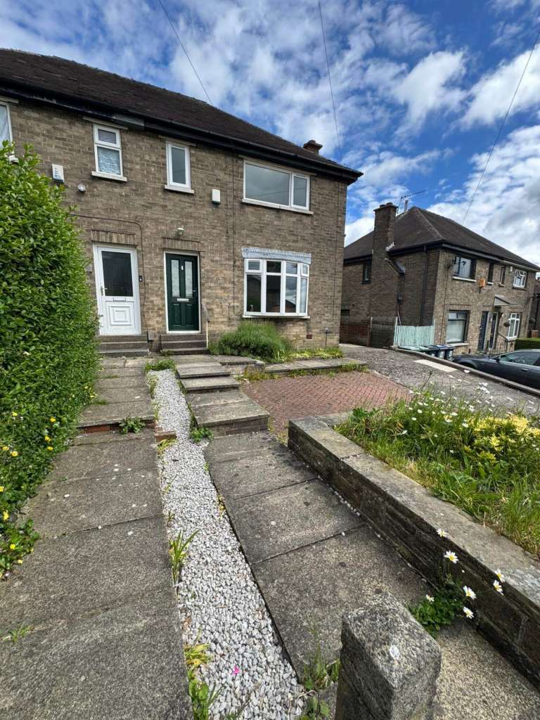 Spacious 3-Bedroom Semi-Detached Home with Garden – Available To Let