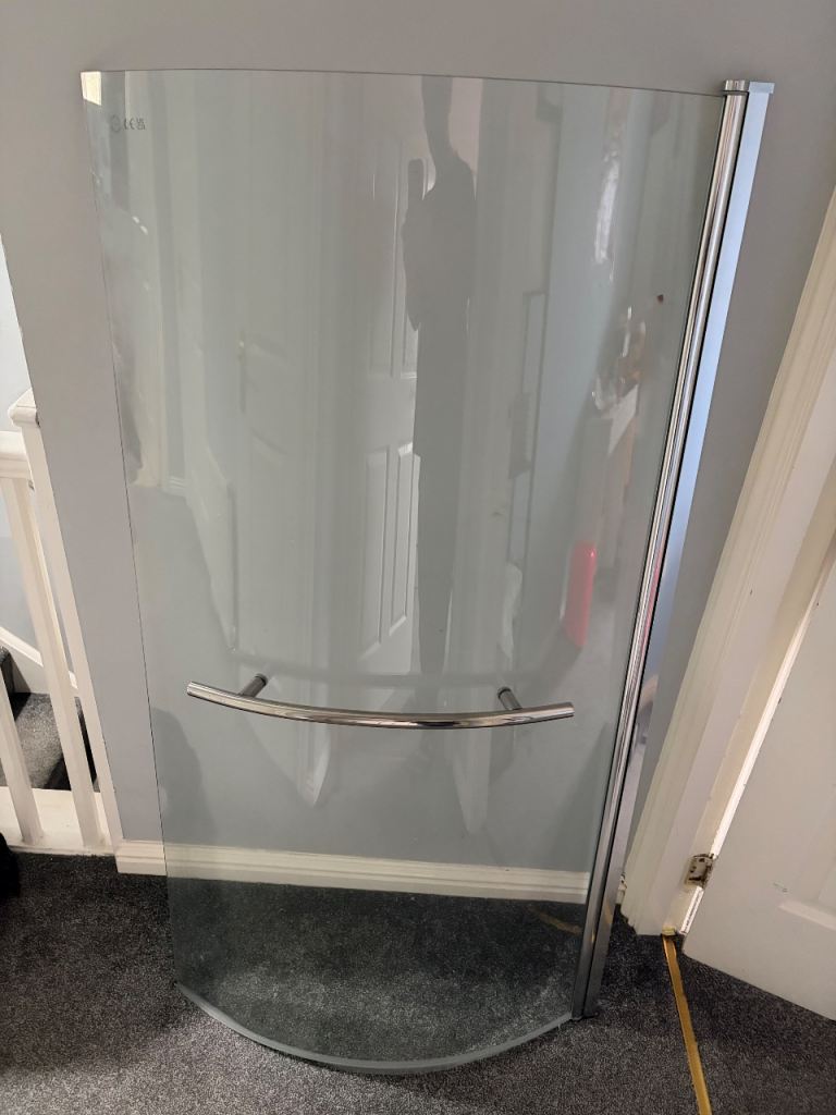 A new curved glass shower screen
