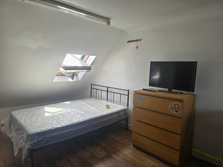 Large Loft Room to Rent - Residential Property 