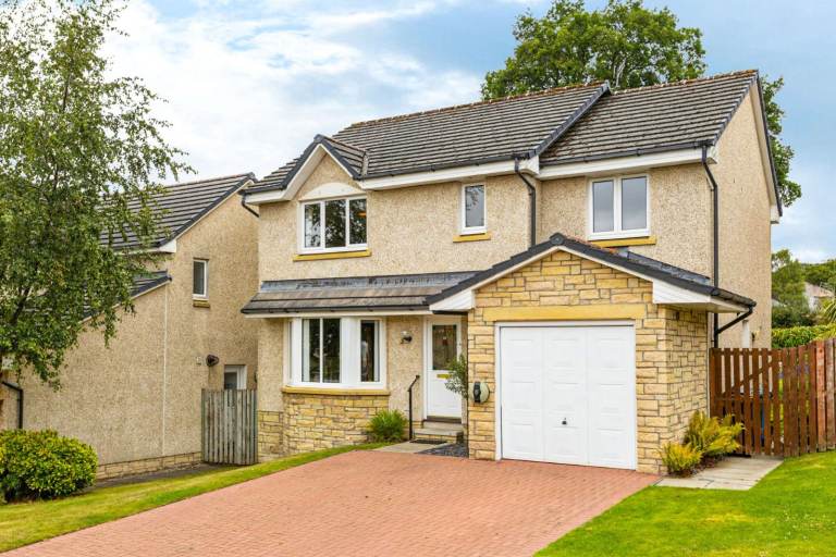 4 Bed Detached home with Conservatory & Large Garden in Dundee West