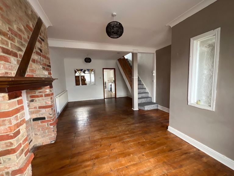 beautiful 3 bedroom with 2 bathroom/shower Victorian home 