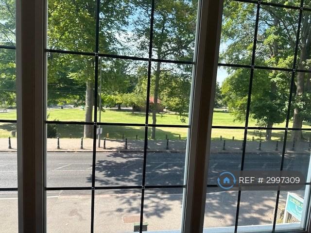 3 bedroom flat in Old Bedford Road, Luton, LU2 (3 bed) (#2997309)