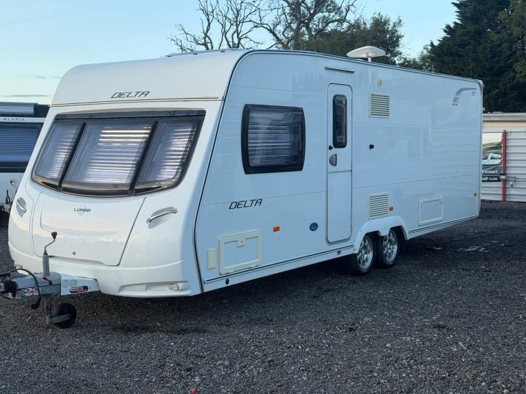 2012 LUNAR DELTA TI 4 BERTH FIXED ISLAND BED END WASHROOM
