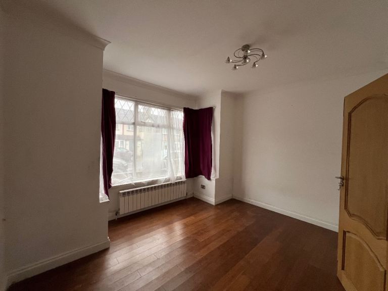 Spacious three / four bedroom house, two receptions, Hamilton Road NW11