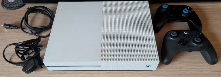 Xbox One S + 2 Games + 2 Controllers