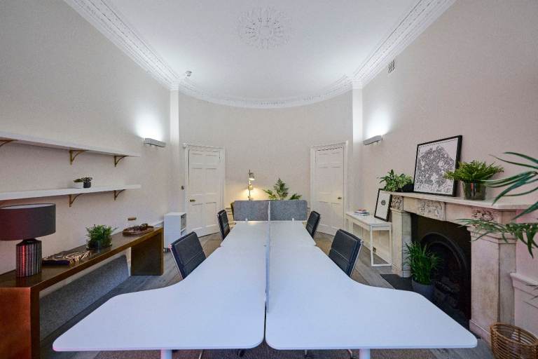 5 Desk Office Room to Rent on George St – Edinburgh – All Inclusive!