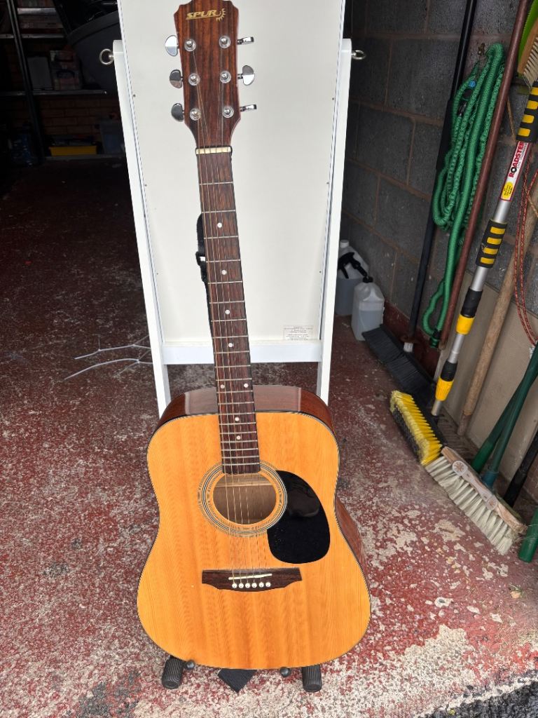 SPUR Acoustic Guitar with Carry Case and Stand – Good Condition