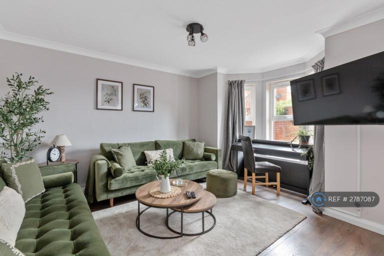 5 bedroom house in Lavender Road, Woking, GU22 (5 bed) (#2787087)