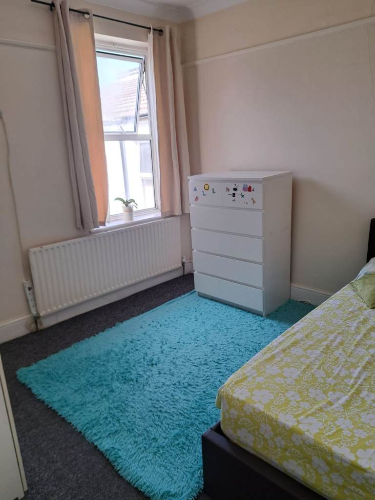 Fully furnished Double room available in Zone 2 with Good Transport Links