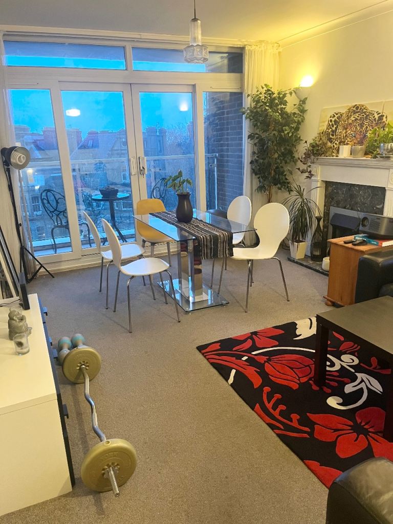 Room to rent - Bright & Friendly Flatshare in Central Hove (The Drive) – 2 Rooms for £634