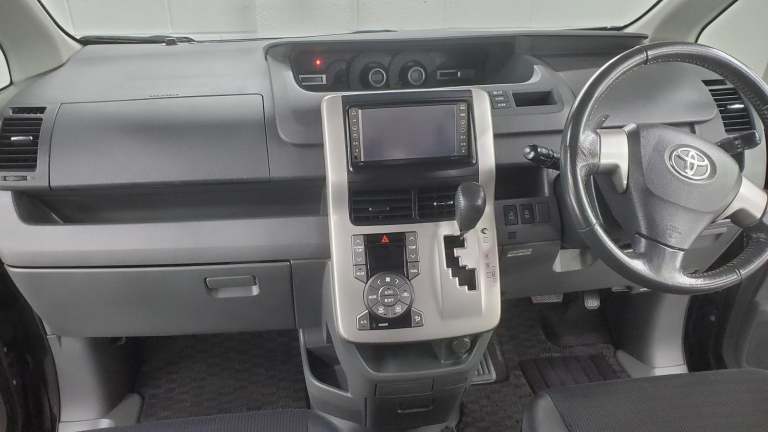 Toyota voxy/noah 2.0 automatic 4 x new tyres 8 seater japanese import 08