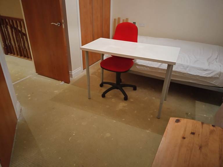 Desk 1400 x 600 manually adjustable in hight. 