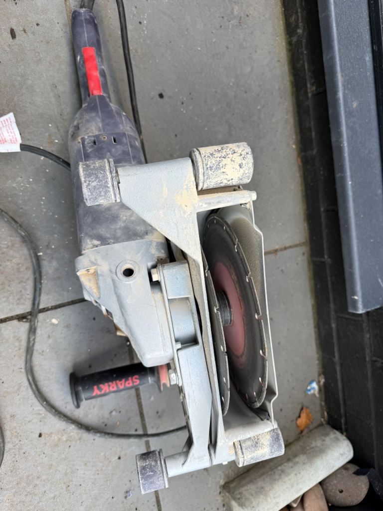 Sparky wall/floor chaser