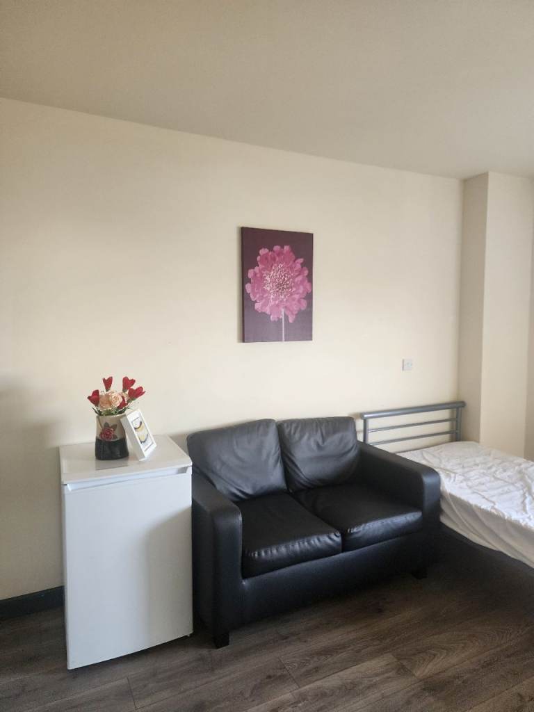 £450 Studio Flat BD1 