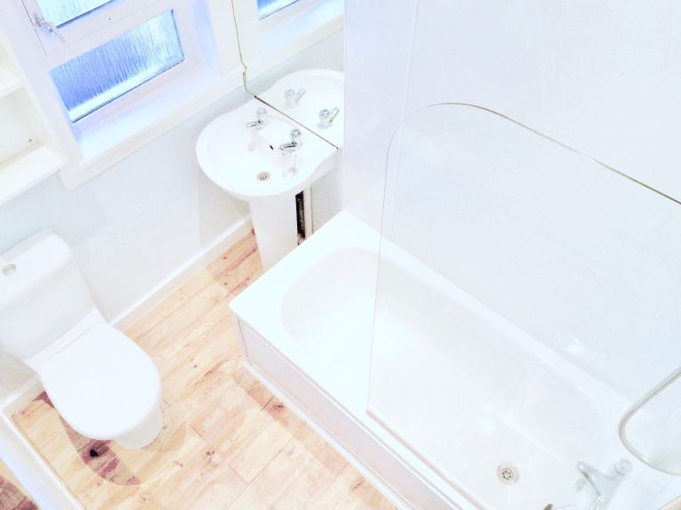 DOUBLE BEDROOM IN SUPERB TOP FLOOR OLD ABERDEEN APARTMENT BY UNIVERSITY