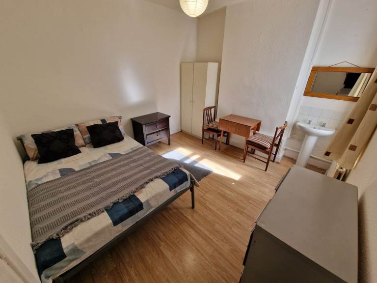 Large  double room to let in Boscombe area near high street