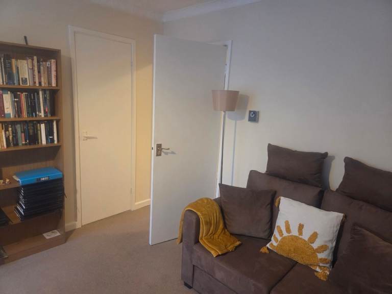 London Road Stoneygate, 2 bedroom purpose built flat with secure parking.