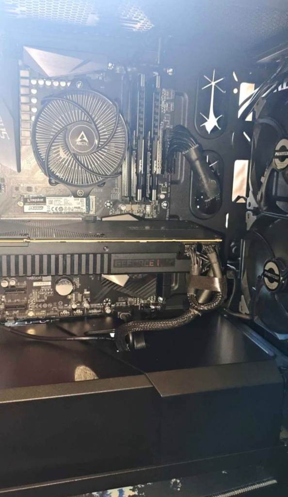 Powerful Gaming PC Ryzen 7 3800XT, X570 Aorus Elite, RTX 2080, 32GB RAM, 500GB SSD +144hz moni