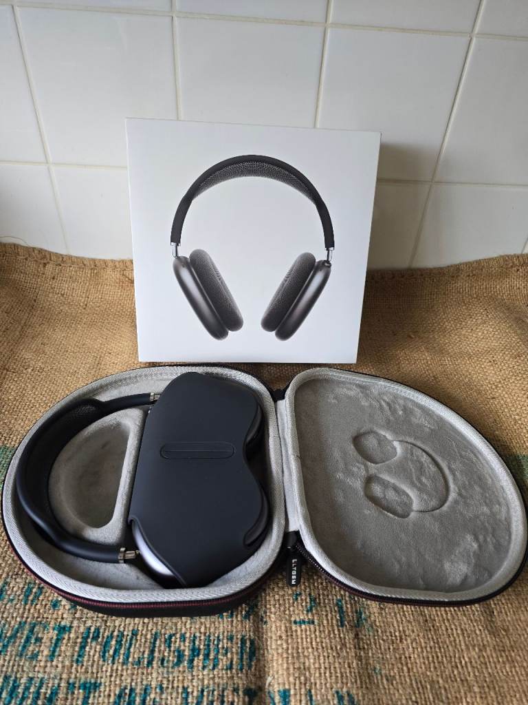 Apple AirPods Max with Smart Case – Space Gray, protective carry case, as new