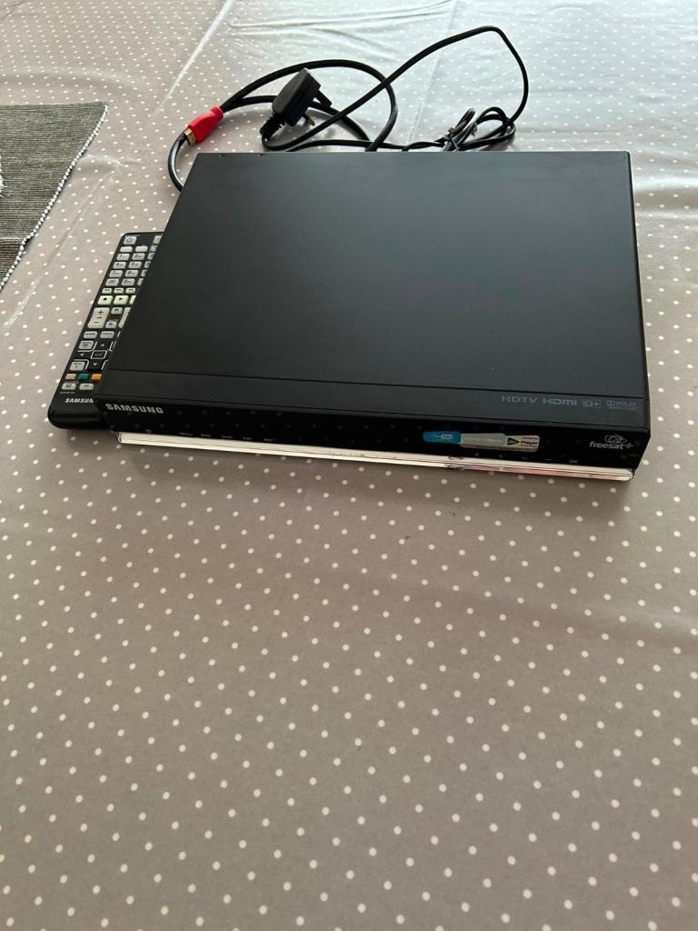 Samsung Freesat Receiver with Remote & Cables – Good Condition