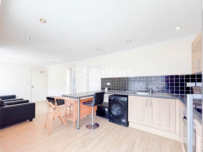 3 bedroom flat in Junction Road, London, N19