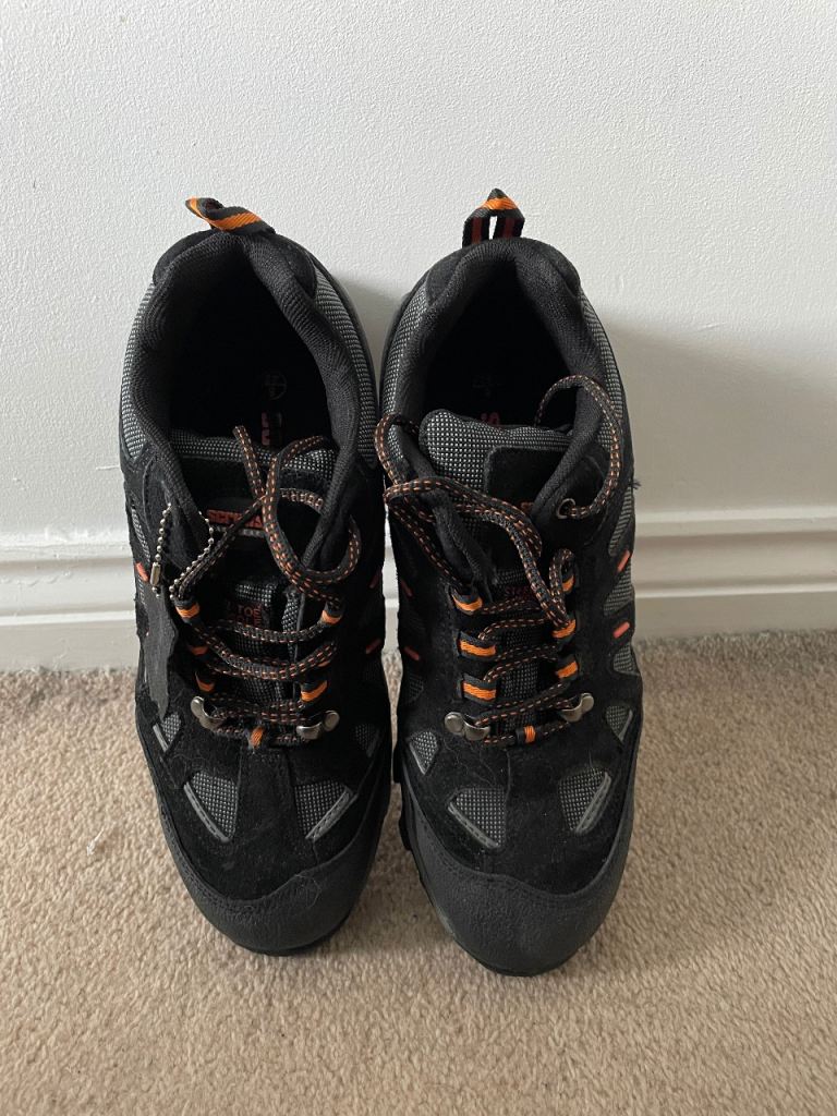 Walking shoes with steel toe caps