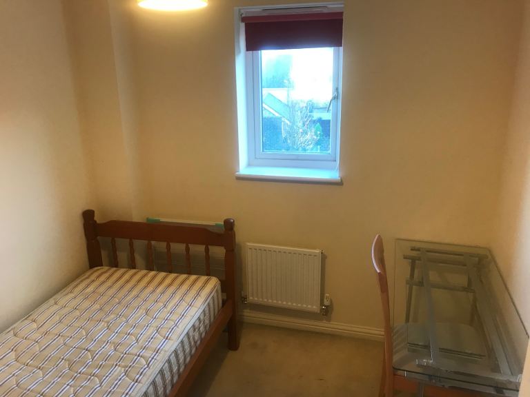 Cozy Single room in friendly house share bills included.