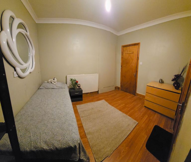 Double room including bills for single occupancy Postcode E11 4AQ