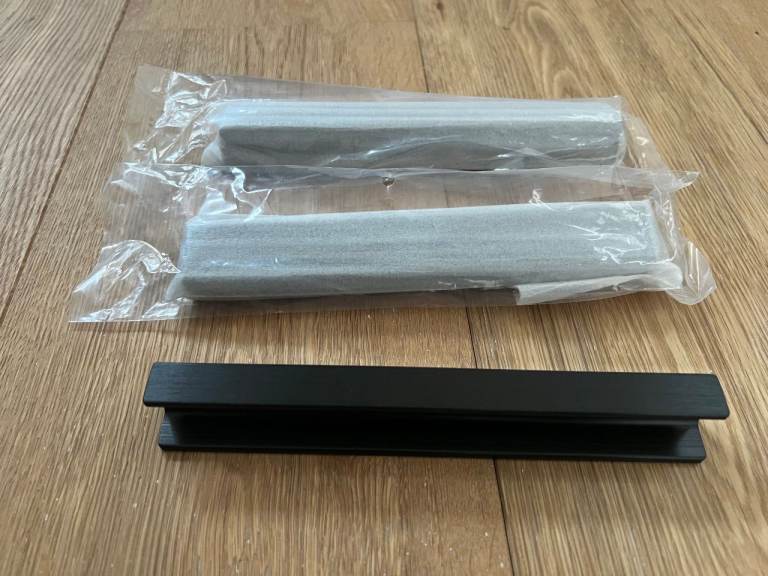 FREE Howdens Ingot Black Kitchen Cabinet Handles – Medium x 3  & Large x 3