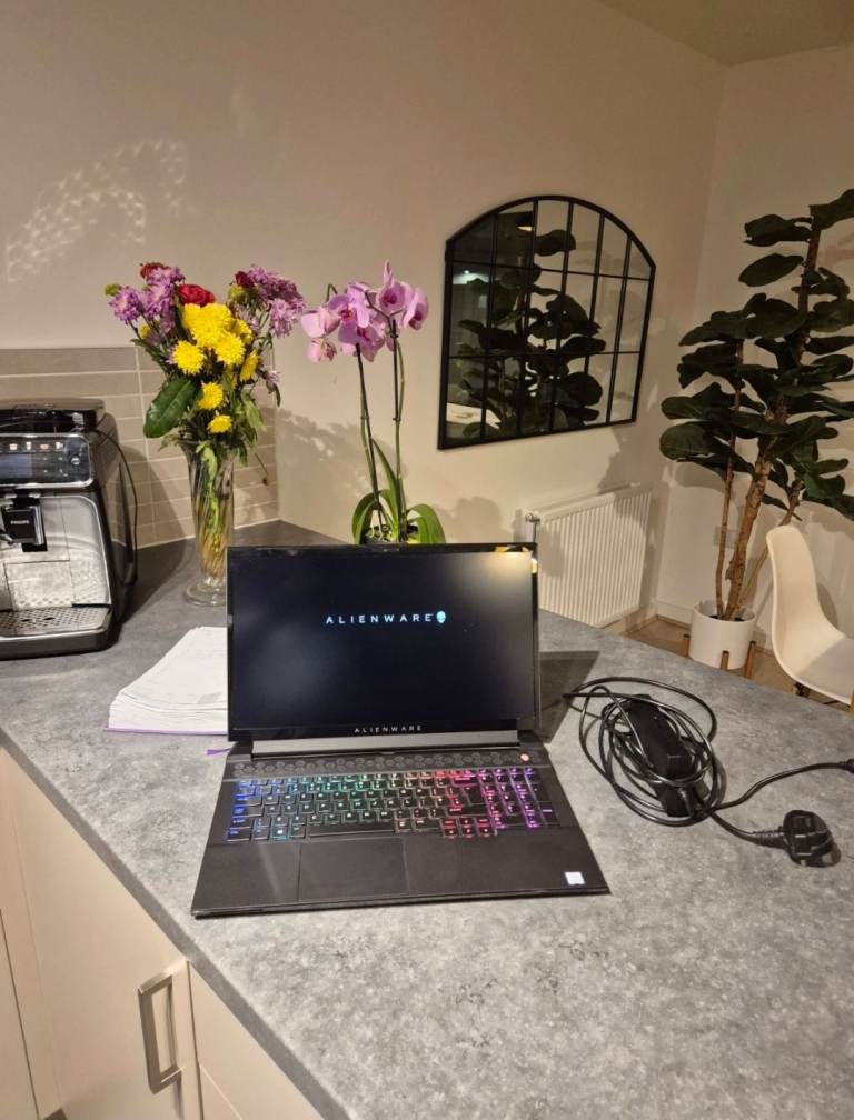 Alienware M17 R2 17.3" INCHES SCREEN,  16GB DDR4 RTX 2080 + FAST UK 🇬🇧 POST!