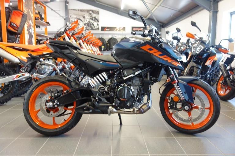 KTM 125 DUKE, 2025, BRAND NEW UN-REGISTERED, BOTH COLOURS AVAILABLE.