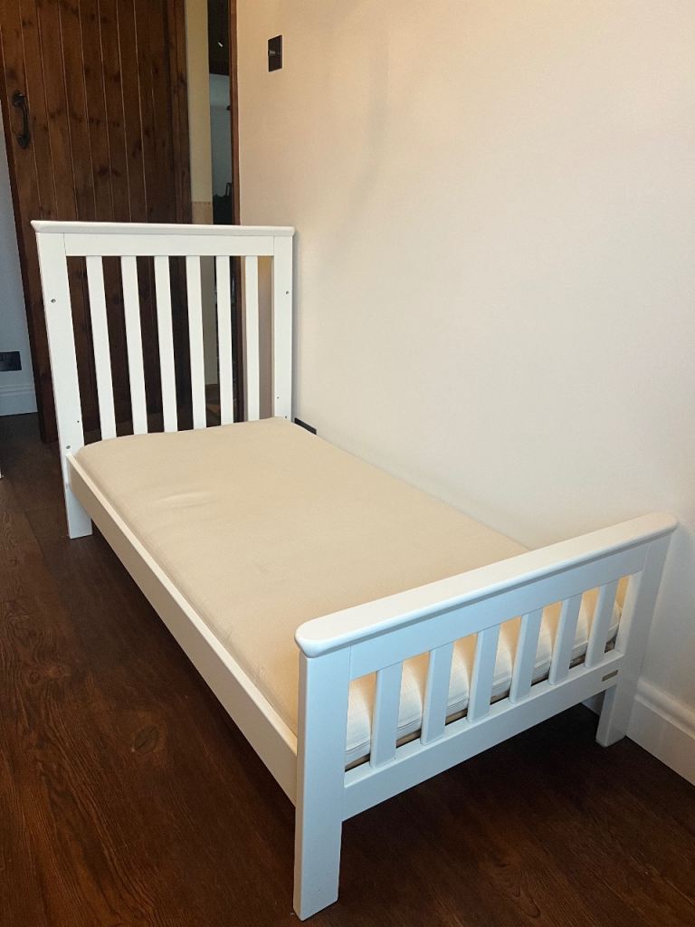 Cotbed, mattress and chest of drawers.