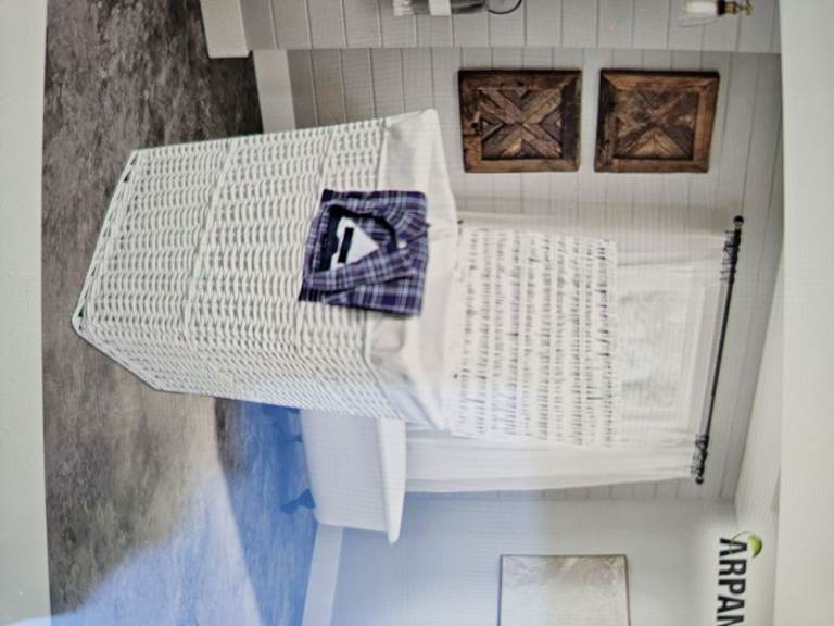 Arpan Medium White White Wicker Washing Cloth Basket With White Lining